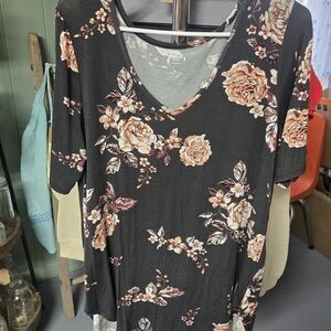 Maurices Black Floral Short Sleeve Top